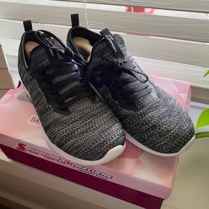 Sketchers Tennis Shoes